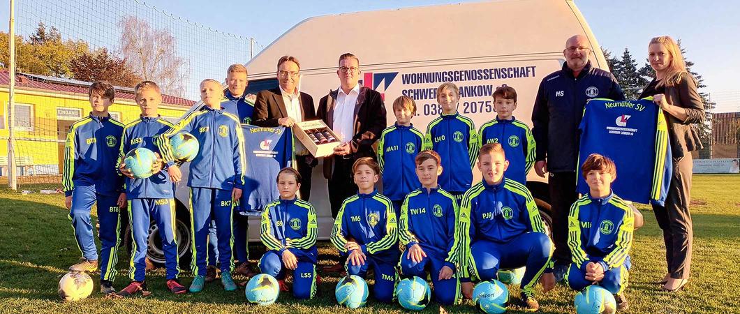 Wer bis in die Landesliga vorgerückt ist, benötigt einen repräsentativen Trainingsanzug. Frisch eingekleidet in leuchtend blau-gelbem Dress, peilen die D-Junioren gerade das obere Tabellendrittel an.