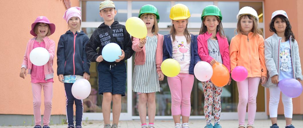 Zwischen Kran und Spielplatzbau: Die Baureporter haben die Kita-Entstehung neugierig mitverfolgt, Foto: Katrin Kadenbach