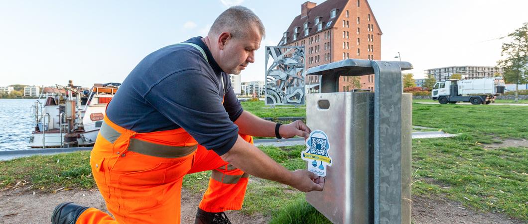 SAS-Mitarbeiter René Siegel kennt die Stadt wie seine Westentasche. Täglich ist er ab den frühen Morgenstunden unterwegs, um die Papierkörbe zu entleeren. Jetzt hat er eine weitere Aufgabe bekommen – die Kontrolle der Aufkleber für CITYTOGO.Schwerin.