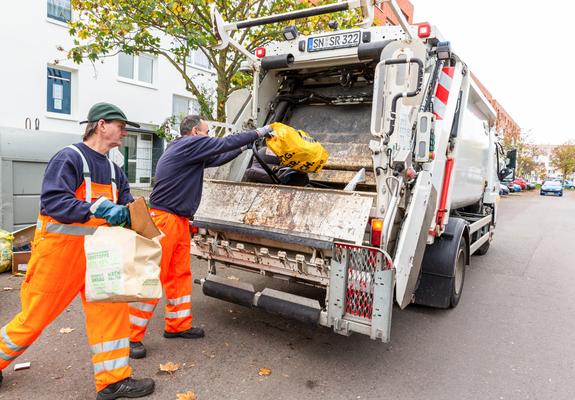 Müllentsorgung an Stellplätzen für Sammelcontainer ist ordnungswidrig und wird geahndet