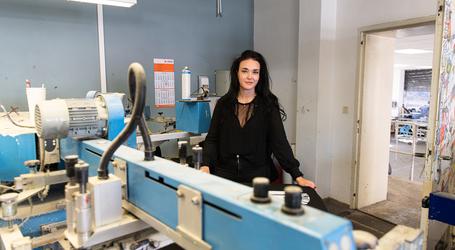 Am Siebdruckkarussell werden bei der Werbeunion Textilien hochwertig bedruckt. Stefanie Gutte hat die Produktion dabei im Blick, Foto: maxpress