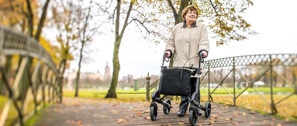 Ein Rollator der Marke Topro oder Ditz ist ein sicherer Begleiter bei Wind und Wetter