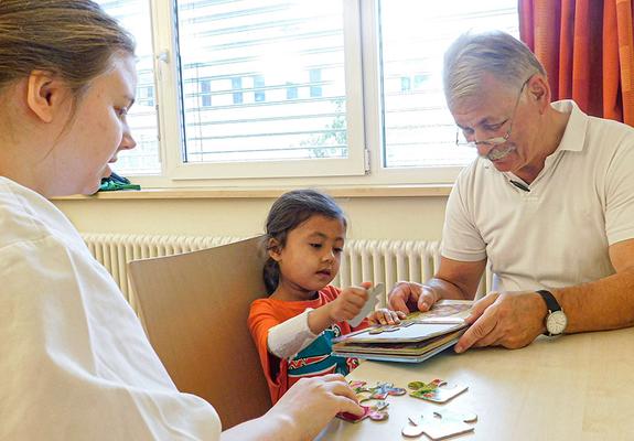 Dunya zeigt Dr. von Suchodoletz, wo welches Puzzleteil hingehört