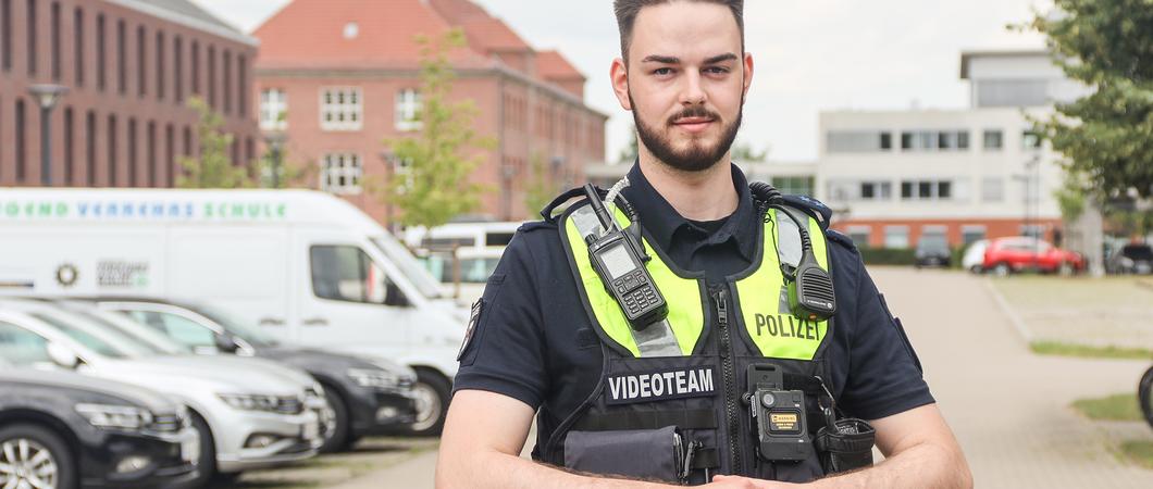 Bei einem normalen Einsatz Anfang Juli passiert es: Nachbarn beschweren sich bei der Polizei über ruhestörenden Lärm in einer Lagerhalle. Dort feiern junge Leute bei lauter Musik.