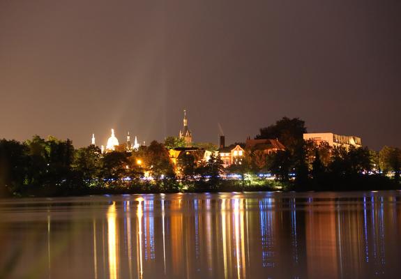 Ob die Stadt im kommenden Herbst und Winter weniger hell erleuchtet wird als auf diesem Bild, oder wo sonst noch Energie gespart werden kann, ist in der Diskussion, Foto: maxpress