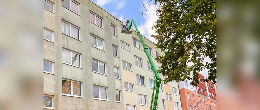 Heißes Wasser und das bewährte Niederdruckverfahren haben den Häusern in der Grevesmühlener Straße 43 bis 53 Anfang November zu einer frisch gesäuberten Fassade verholfen.