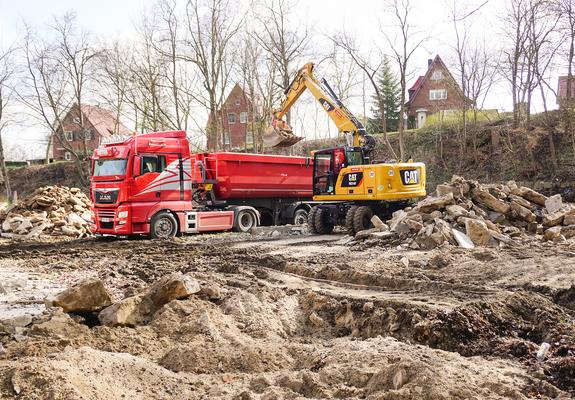 Der als „Püsserkrug“ bekannte Garagenkomplex in der Hagenower Straße war stark baufällig geworden. Anfang April ließ die WGS die Bauten deshalb abreißen.