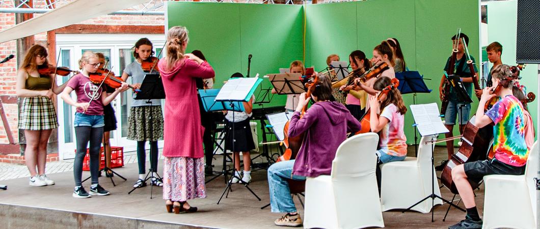 Bei schönstem Sommerwetter wurde Mitte Juni das 25-jährige Bestehen des Landesverbandes Jeunesses Musicales MV e.V. gebührend gefeiert.