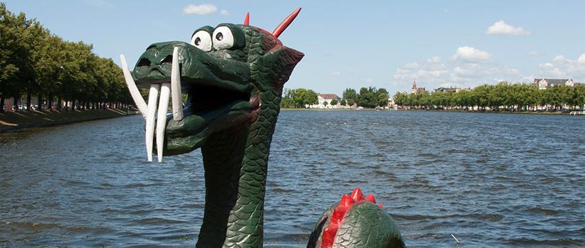 2.400 Kinder gaben nach einer Umfrage in den Kitas der Stadt vor 20 Jahren dem beliebten Drachen Nandolino zum 20. Drachenbootfestival seinen Namen.