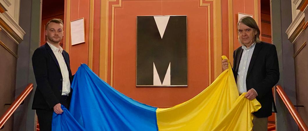 Lennart Hantke und Hans-Georg Wegner vom Mecklenburgischen Staatstheater starten den Spendenaufruf für die Ukraine