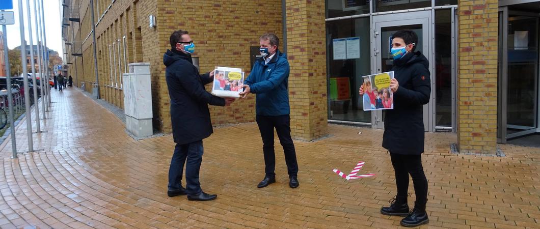 Die Gewerkschaft ver.di hat am Donnerstag vor dem Stadthaus eine Petition mit 2000 Postkarten an Oberbürgermeister Rico Badenschier übergeben. Darin fordern die Erzieherinnen und Erzieher verschiedener Kita-Träger eine Verbesserung des Personalschlüssels.