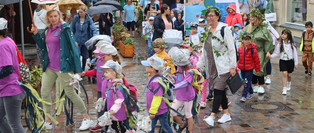 Trotz Regens sind hunderte Schweriner Kitakinder beim großen Umzug zum Start des Mother Earth-Festivals dabei gewesen und haben mit Kostümen und Transparenten für den Schutz der Erde demonstriert. Die Stimmung war trotz einiger Schauer richtig gut.