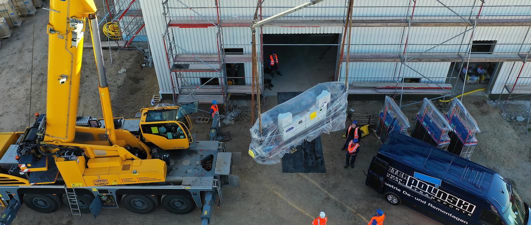 Mit der Anlieferung von Hochleistungs-Wärmepumpen am heutigen Donnerstag hat der Bau der Geothermie-Anlage in Schwerin Lankow einen weiteren Meilenstein erreicht, Stadtwerke Schwerin