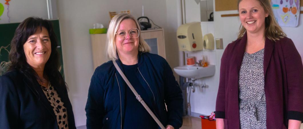 Anke Preuß, Sabine Enseleit, Lisa-Marie Brahm (v.l.n.r.) besuchten Projekt „KibU – Kinderbetreuung auf Ukrainisch“ in der ehemaligen John-Brinckman-Schule, Foto: Gerd Güll