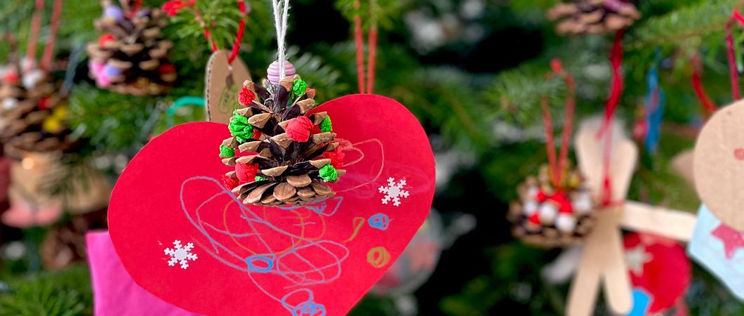 Die Kinder der Kita Reggio Emilia haben den Weihnachtsbaum im Foyer des Stadthauses geschmückt, Foto: LHS/Mareike Diestel