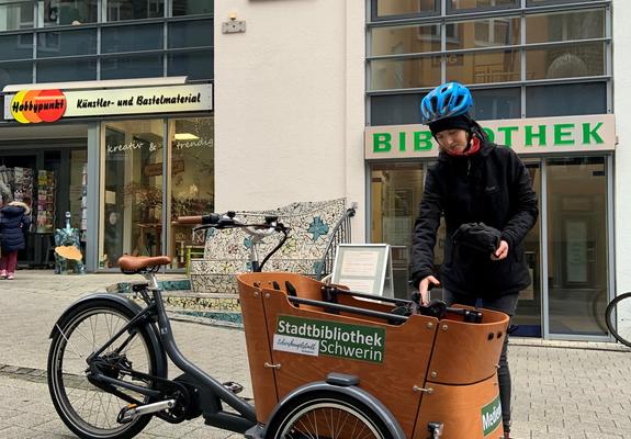 Der „Medienbote“ wurde im Mai mit Unterstützung der Festspiele MV gestartet. Seit Anfang November liefert Anouk Markert, die derzeit ihren Bundesfreiwilligendienst in der Stadtbibliothek leistet, mit einem Lastenfahrrad bestellte Medien aus.