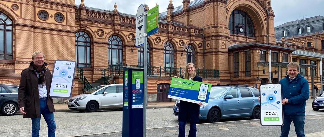 Autofahrerinnen und Autofahrer können ab sofort in Schwerin auf allen kostenpflichtigen Parkflächen mit der Park-App PARK NOW auch einen digitalen Parkschein lösen. Mit nur einem Klick in der App lässt sich der Parkvorgang starten und stoppen.