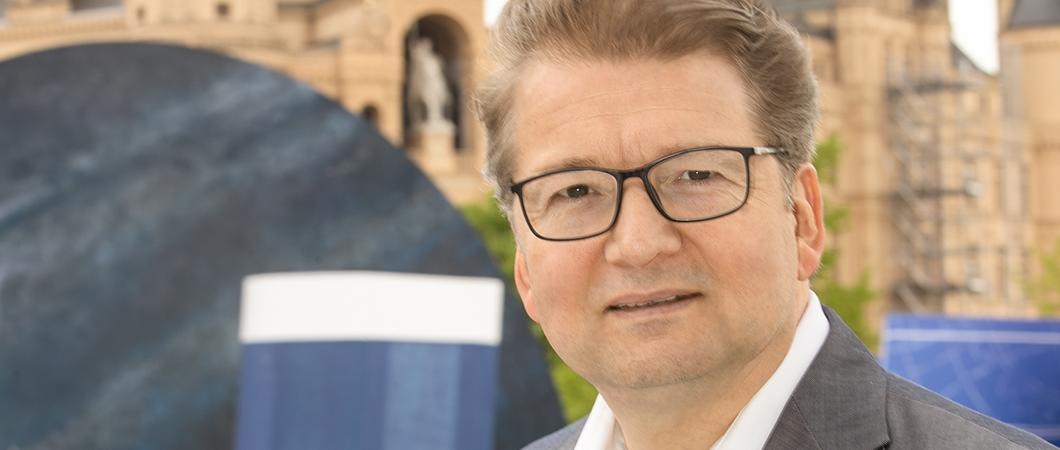 Es ist die letzte Spielzeit für Lars Tietje als Generalintendant in Schwerin. Bevor es ihn zu neuen Aufgaben nach Bremerhaven zieht, hofft er auf einen gelungenen Saison-Abschluss mit Titanic und Die Schildbürger bei den diesjährigen SCHLOSSFESTSPIELEN