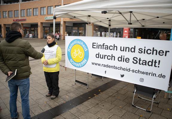 Mit Infoständen in allen Stadtgebieten macht die Bürgerinitiative „Radentscheid Schwerin” auf sich aufmerksam.