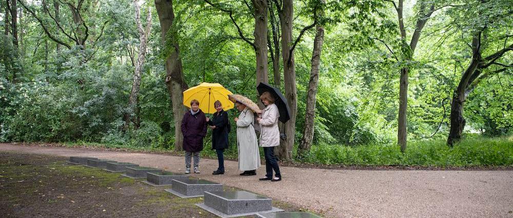 Namen der Opfer von Krieg und Gewalt sind nun im Park verewigt