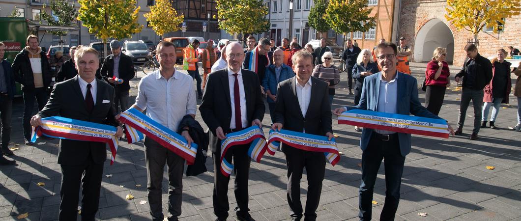 Thomas Maync von der Firma TuK, Innenminister Christian Pegel, OB Rico Badenschier und Baudezernent Bernd Nottebaum gaben heute den Schlachtermarkt und den zweiten Bauabschnitt Großer Moor offiziell für den Verkehr frei