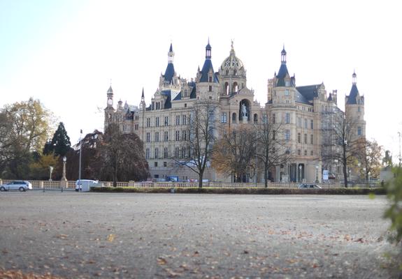 Mecklenburg-Vorpommern verschärft die Corona-Maßnahmen deutlich. Das Kabinett in Schwerin beschloss am Dienstag die Umsetzung der Beschlüsse der Ministerpräsidentenkonferenz vom vergangenen Donnerstag.