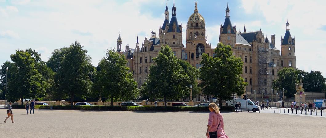 Vor 30 Jahren wurde Schwerin formell und urkundlich bestätigt zur Landeshauptstadt von Mecklenburg-Vorpommern ernannt, nachdem der Landtag bereits im Oktober 1990 hierüber entschieden hatte.