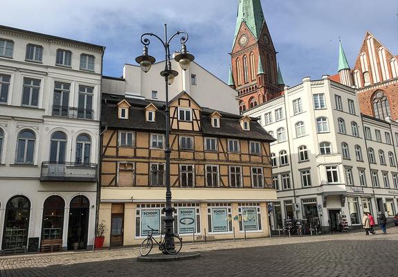 Auf dem Marktplatz drängt sich stets die gleiche Frage auf: Was ist bloß los mit diesem Haus?