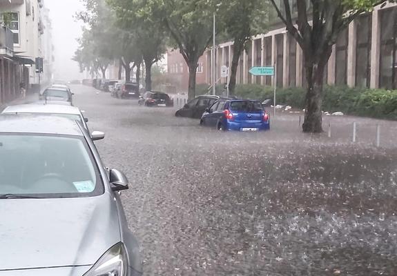 Starkregen, wie er sich Ende August in Schwerin ereignete, und andere extreme Wetter sind die Folgen des weltweiten Klimawandels