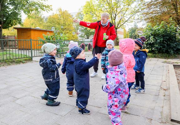 Noch liegen die Baupläne und Zeichnungen für die Umbauarbeiten auf dem Tisch von Kita- Leiterin Doreen Nordhaus. Die Einrichtung, die nach den Grundsätzen der Kneipp-Pädagogik arbeitet, erweitert die Bedingungen für die Kneipp- Anwendungen.