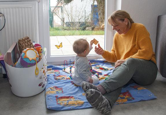 Von Zeit zu Zeit übernehmen die Pädagoginnen die Betreuung der Kinder der jugendlichen Mütter, so dass Mama mal in Ruhe duschen, telefonieren oder auch mal allein spazieren gehen kann