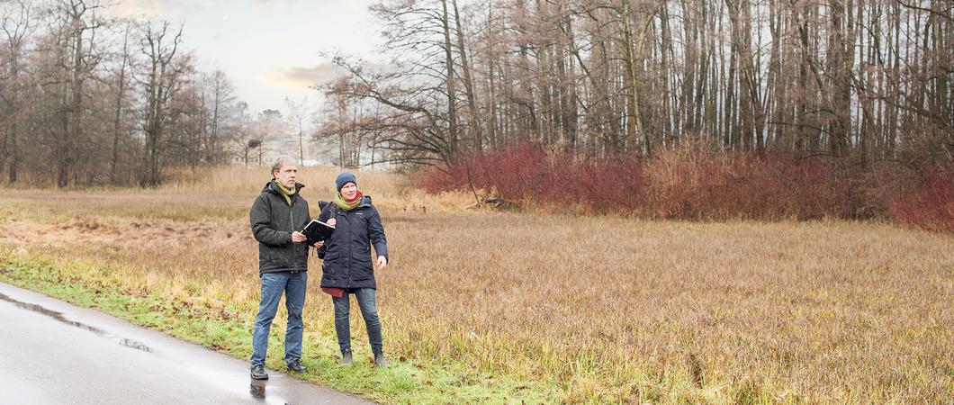 Saisonvorbereitung: SDS-Bereichsleiter Nonno Schacht (l.) und Britta Gronewold von der Unteren Naturschutzbehörde besprechen die Pflegemahd für den Sommer am Franzosenweg