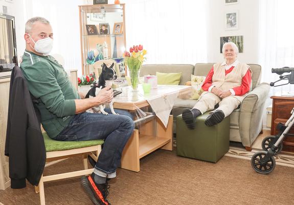 Udo Dickhoff besucht seine Mutter in der WG