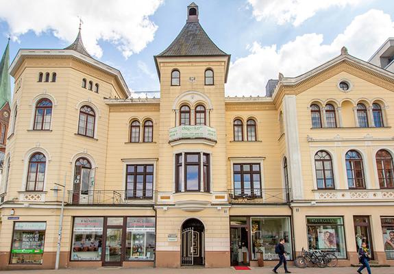 Am Südufer des Pfaffenteichs fällt die Eckbebauung an der Mecklenburgstraße zur Arsenalstraße ins Auge: Ein Geschäftshaus mit Wohnungen und turmartigen Dachformen prägt den Standort und belebt ihn gleichermaßen.