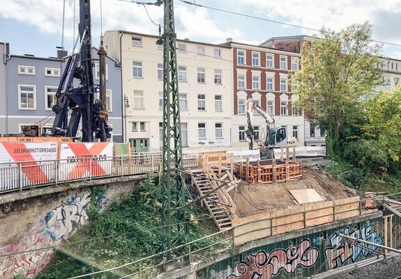 Bagger greifen in die Erde, Baumaterial wird angefahren und Rohre verschiedenster Größe liegen bereit. Es geht voran auf der komplexesten Baustelle der Landeshauptstadt.