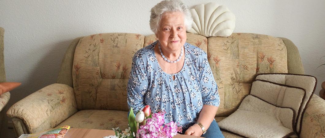 Aus vier Zimmern wurden bei der Sanierung drei – Monika Sonntag schätzt die großzügige Raumaufteilung und entspannt gerne mit Zeitschrift oder Sudoku auf dem Sofa, Foto: maxpress