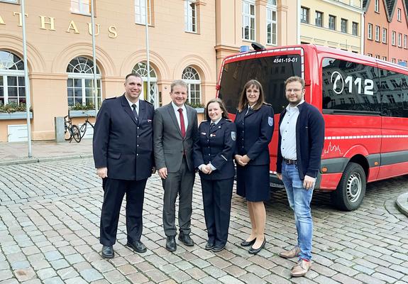 Rico Badenschier (2.v.l.) und Steffen Bürger (r.) schätzen das ehrenamtliche Engagement der SIS/KSM-Kollegen Manuel Rüsch, Lisa Neumann und Luisa Rupprecht (v.l.), Foto: SIS/KSM