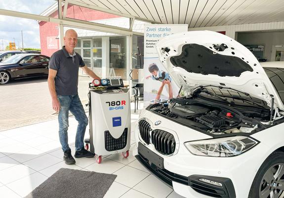 Serviceleiter Andreas Meyer mit einem der neuen Geräte zur Wartung der BMW Klimaanlagen mit besonders umweltschonendem Kältemittel