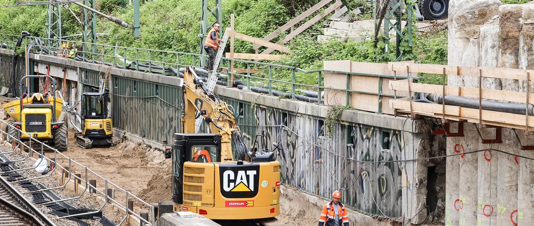 Es ist zurzeit viel in Bewegung auf der Baustelle. Allerdings finden die Aktivitäten hauptsächlich unter dem neuen Bauwerk, an den Gleisen der Deutschen Bahn in Richtung Hauptbahnhof statt.