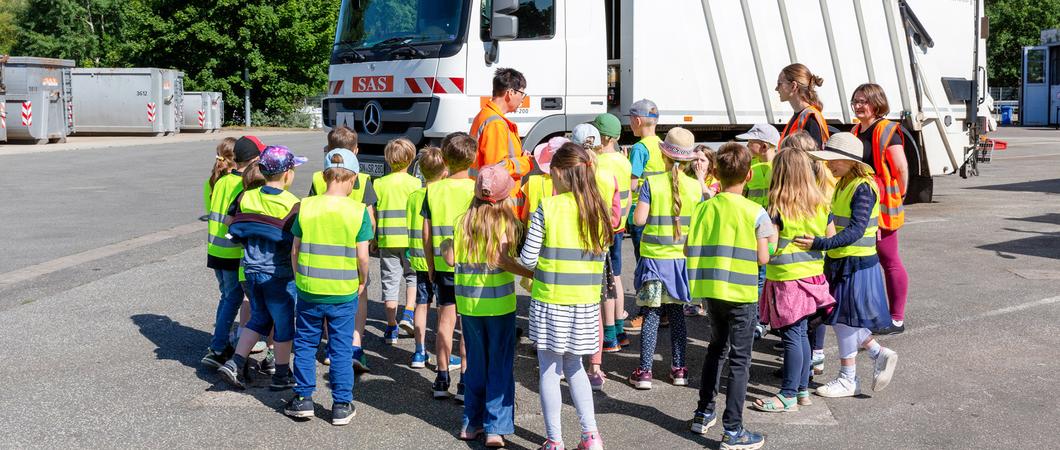 Das Betriebsgelände der Schweriner Abfallentsorgungs- und Straßenreinigungsgesellschaft mbH (SAS) ist vor allem für Kinder ein spannender Ort. Da gibt es so viel zu entdecken und zu erleben.