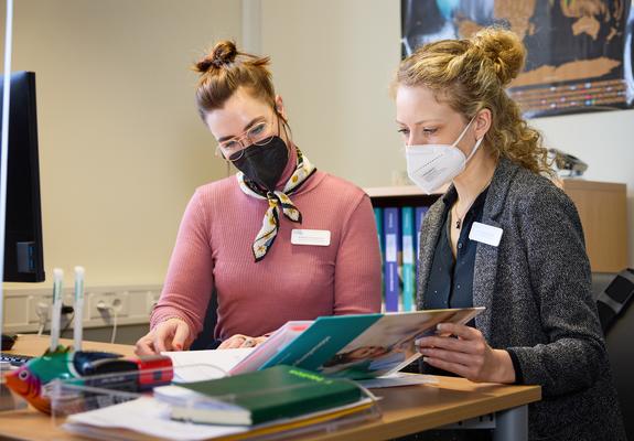 Verena Schultheiß und Swantje Schwiemann, die beiden Integrations- beauftragten der Helios Kliniken Schwerin, haben schon alle Hände voll zu tun, bevor sie neue Mitarbeiter aus einem anderen Land begrüßen können.