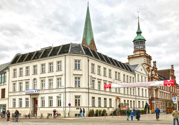 Altehrwürdig und gediegen präsentiert sich das Haus der Kultur an der Ecke Arsenalstraße/Mecklenburg- straße. Seit 1848 steht das Gebäude bereits dort. Als ehemaliges Hotel beherbergte es früher einmal Gäste,