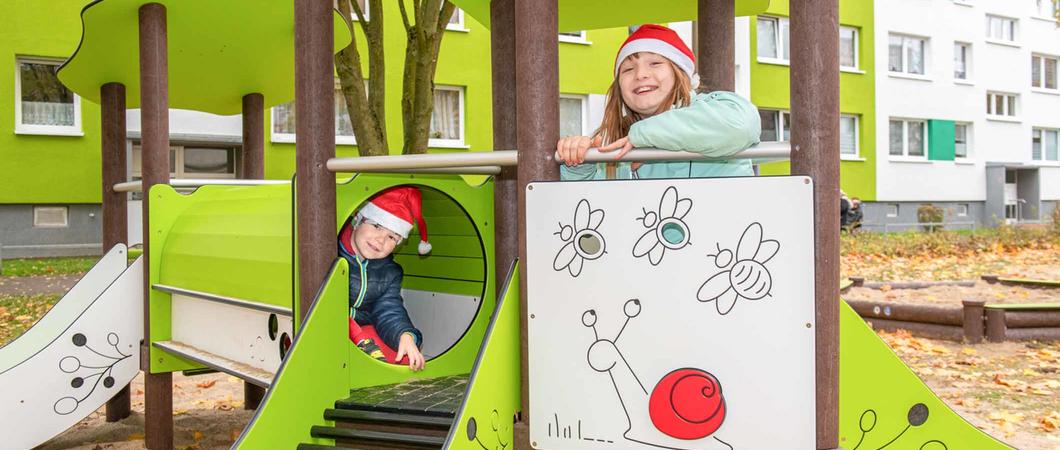 Sich warm hüpfen oder wild im Wind schaukeln – ein neuer Spielplatz macht es den Kindern in der Schleswiger Straße seit Oktober möglich. Bei der Gestaltung des Spielparadieses wurden die Bewohner der umliegenden Wohnhäuser miteinbezogen.