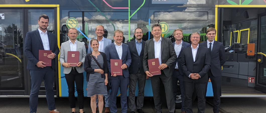 Wirtschafts- und Verkehrsminister Reinhard Meyer hat mit Dr. Rico Badenschier und den Landräten der Landkreise Nordwestmecklenburg und LUP, Tino Schomann und Stefan Sternberg, die Kooperationsvereinbarung zum Verkehrsverbund Westmecklenburg unterzeichnet