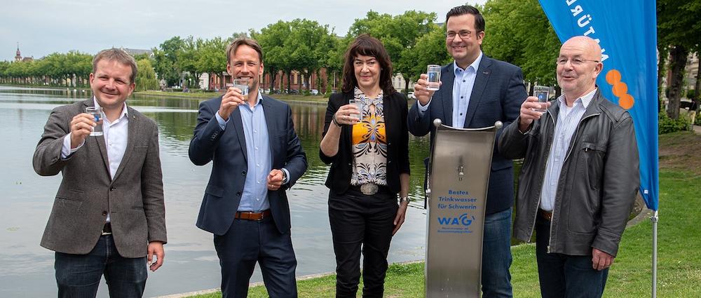 Wer durch die Stadt bummelt, um den Pfaffenteich joggt oder auf Sightseeing-Tour unterwegs ist, findet in der Innenstadt nun drei Möglichkeiten, sich mit frischem Trinkwasser einzudecken