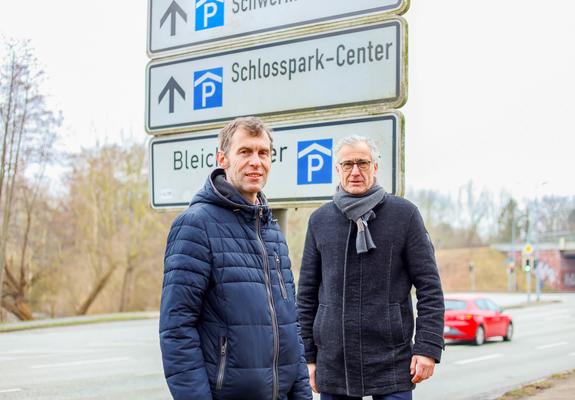 Jörg Herrmann (Projektverantwortlicher) (l.), bespricht mit Klaus-Peter Regler (Centermanager des Schlosspark-Centers), die Beschilderung der Verkehrsführung nach Freigabe der Wallstraßenbrücke Ende April, Foto: maxpress