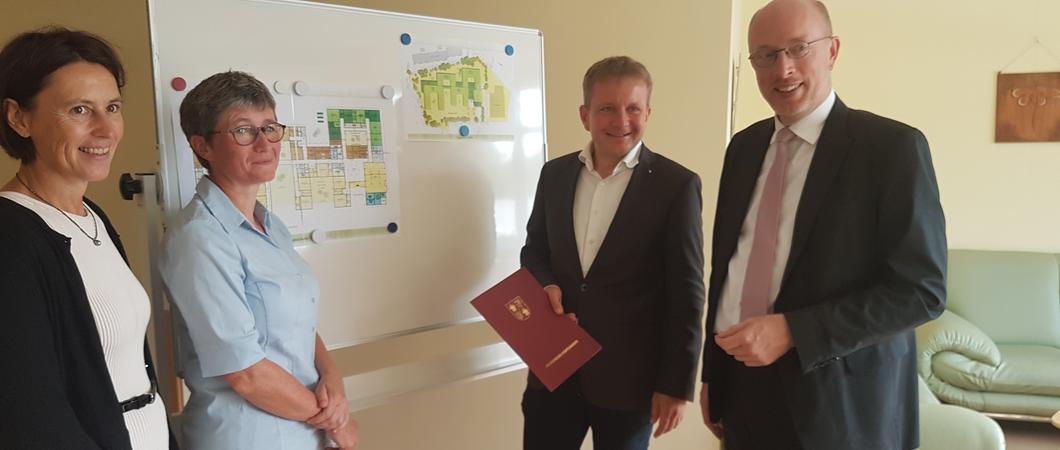 Innenminister Christian Pegel, Oberbürgermeister Rico Badenschier, Leiterin der Albert-Schweitzer-Schule Annett Nowack und Leiterin des Fachdienstes Bildung und Sport Manuela Gabriel (v.r.n.l.), Foto: Landeshauptstadt Schwerin/Luca Jahnke