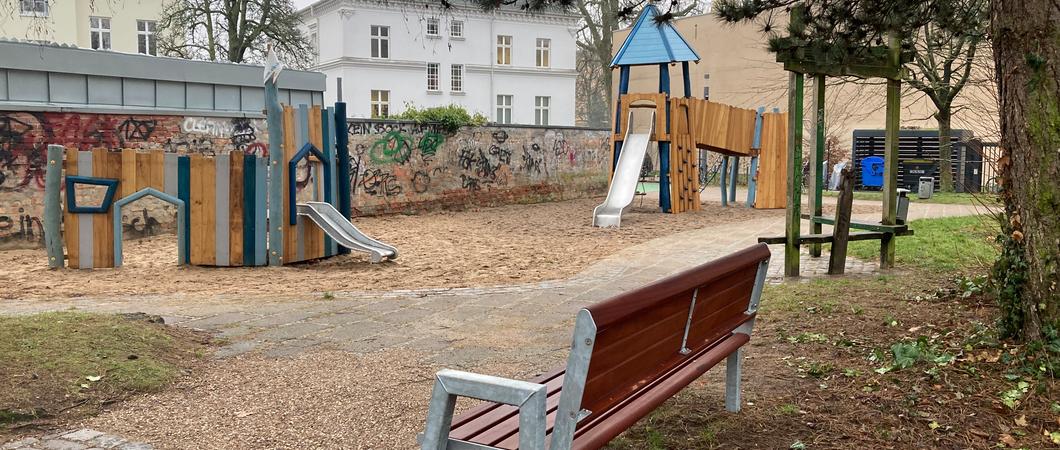 Die Spielgeräte im Aussehen einer Ritterburg mit Wallanlage und die neue Bank kurz vor der Nutzungsfreigabe laden zum Spielen und Verweilen ein