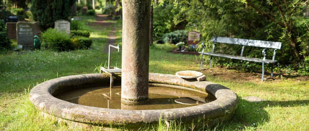 Es wird kälter, der Eigenbetrieb SDS ist gut auf die beginnende Winterdienstsaison vorbereitet und so ist es auch auf den kommunalen Friedhöfen wieder an der Zeit, die öffentliche Wasserversorgung für die nächsten Monate abzustellen.