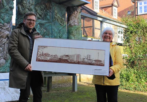 Was kann man nur schenken? Dies fragten sich im Jahr 1978 die Verantwortlichen der Schweriner Stadtverwaltung als ein Besuch des Oberbürgermeisters Frank Grimm in Tallinn bevorstand.